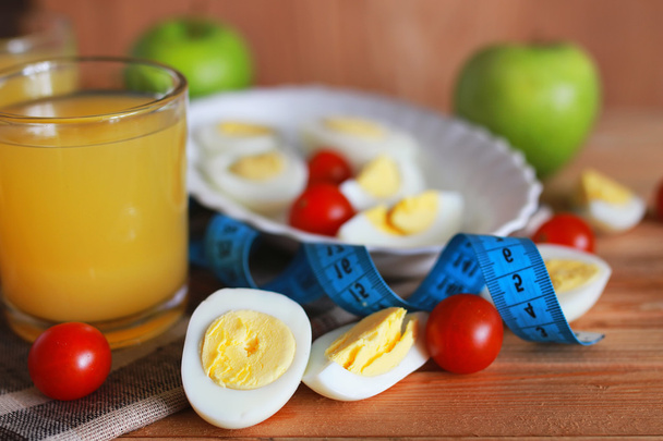 Kahvaltı domates yumurta ahşap arka plan - Fotoğraf, Görsel