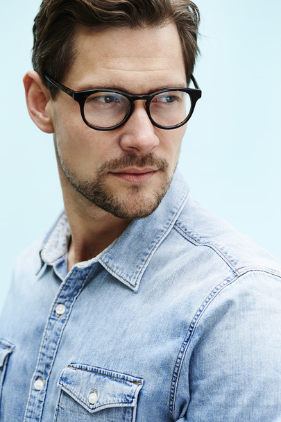 Man in glasses and blue shirt - Foto, afbeelding