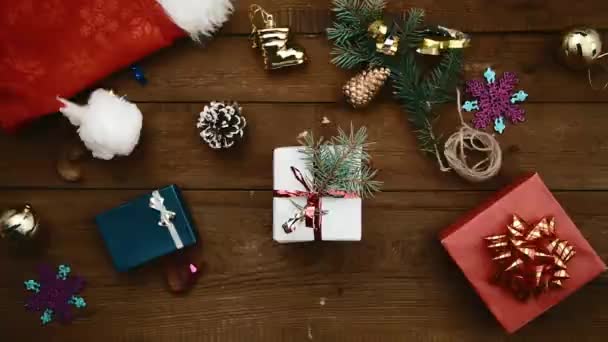Nő karácsonyi ajándékkal - Felvétel, videó