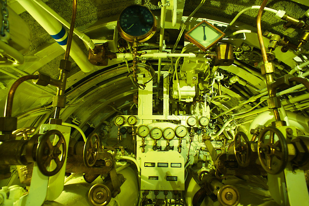 Gedetailleerde weergave van de torpedo kamer in oude onderzeeër                  - Foto, afbeelding