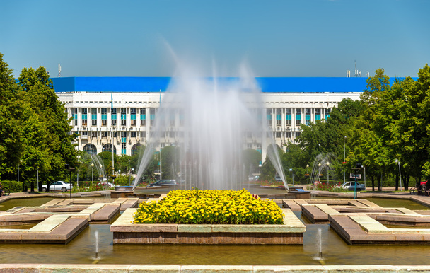 Fonte na Praça da República em Almaty, Cazaquistão
 - Foto, Imagem