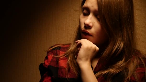 Kétségbeesett tinédzser lány. 4k 8 - Felvétel, videó