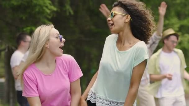 Melhores amigos cantando e dançando em concerto ao ar livre, amigos desfrutando de férias
 - Filmagem, Vídeo