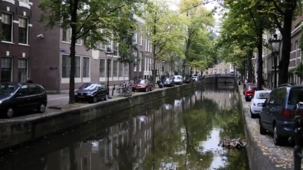 Вид на Амстердам: раннее утро, пасмурный день, Автумн - автомобили и велосипеды, припаркованные вдоль канала - Нидерланды
 - Кадры, видео