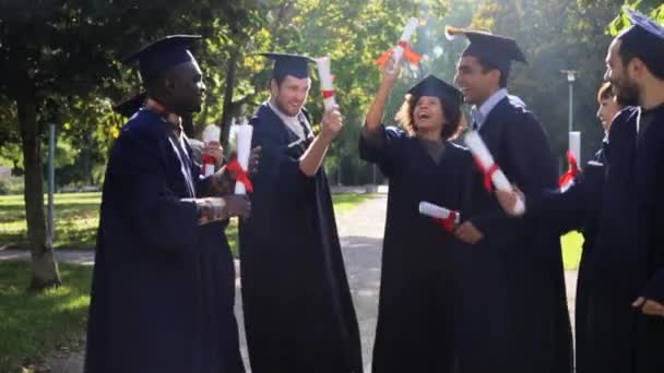 studenti felici in mortai con diplomi - Filmati, video