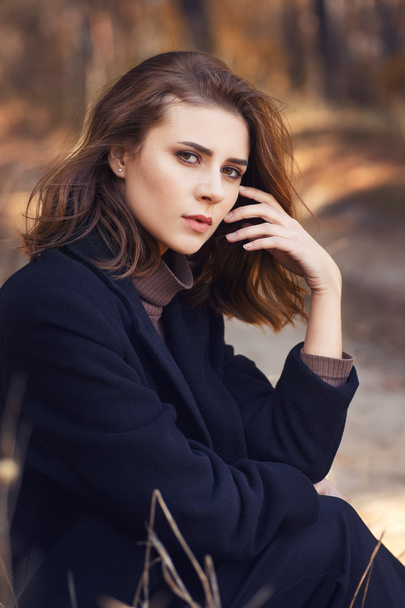 portrait of beautiful brunette in autumn clothes outdoors - Foto, Imagem