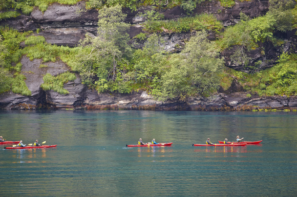 Paisaje de fiordos noruego con kayaks y rocas. Viajes Noruega
 - Foto, imagen