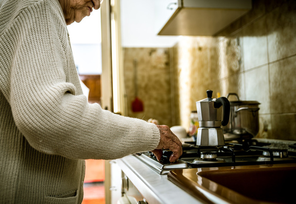 Old woman preparing coffee - Foto, imagen