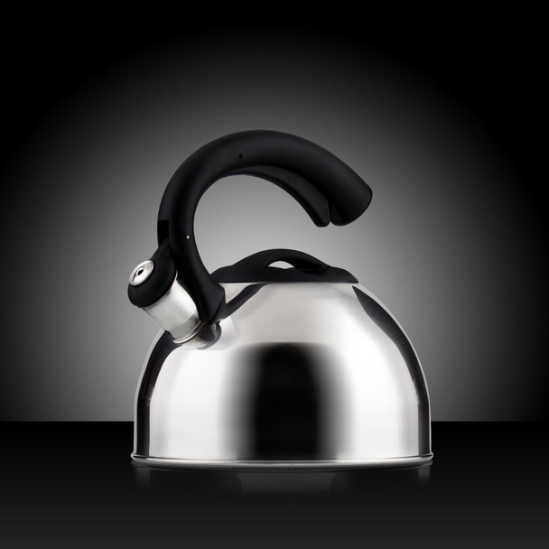 waterkoker voor thee op zwarte achtergrond - Foto, afbeelding