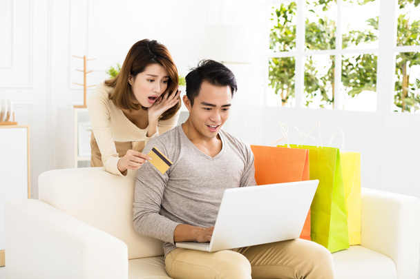 Fiatal pár, internetes vásárlás bankkártyával  - Fotó, kép
