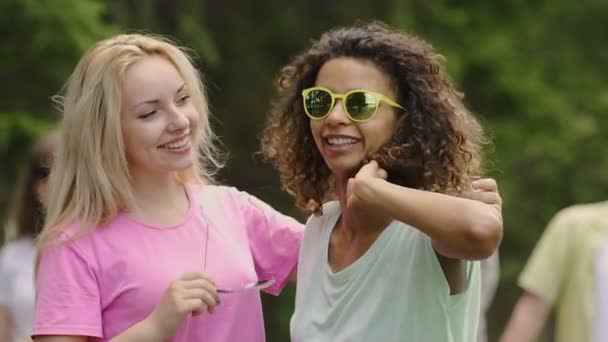 Vrolijke mooie meisjes glimlachend in de camera, flirten, dansen op buiten feest - Video