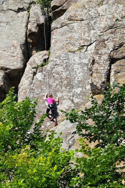 Chica escalador escalada en roca
 - Foto, Imagen