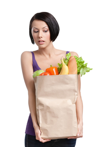 attraktives Mädchen mit dem Päckchen Gemüse - Foto, Bild