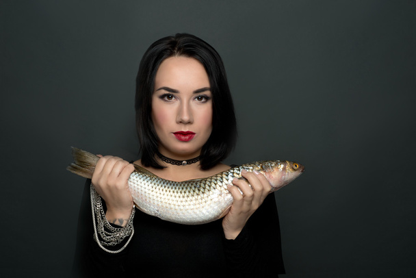 kadın canlı balık elinde tutan - Fotoğraf, Görsel