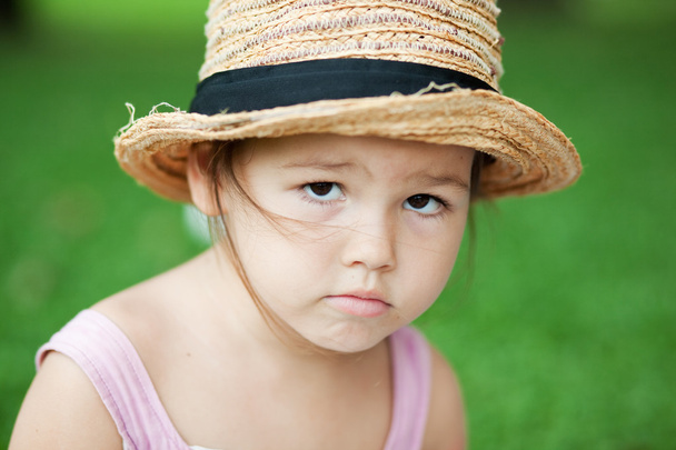 раненый ребенок в соломенной шляпе
 - Фото, изображение