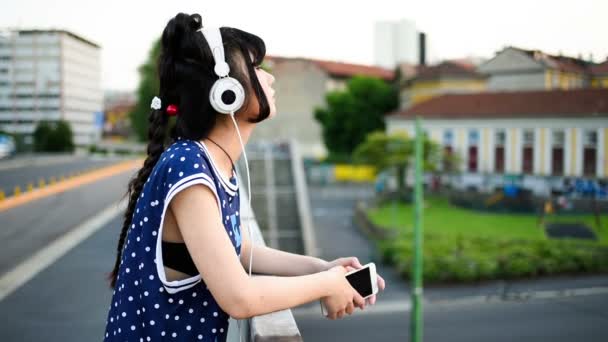 Ost-Frau hört Musik mit Kopfhörern - Filmmaterial, Video