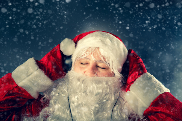 Αυθεντικό Santa Claus είναι να ακούτε μουσική. - Φωτογραφία, εικόνα
