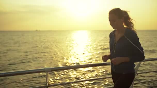 Młoda kobieta preferowanie zdrowego trybu życia, uruchomiona w pobliżu morza. - Materiał filmowy, wideo