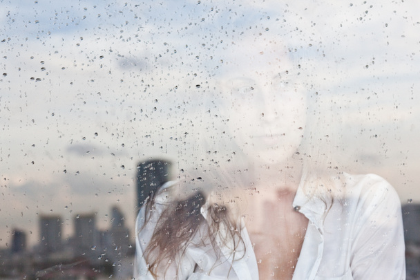 Réflexion mélancolique de la fille dans la fenêtre
 - Photo, image