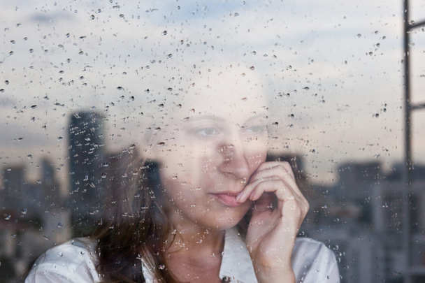 A lány az ablakban melankolikus elmélkedés - Fotó, kép