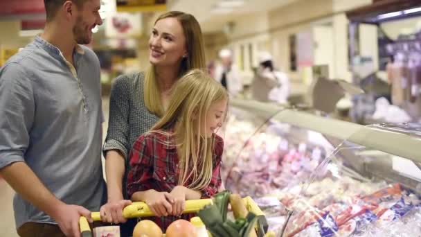 Eltern mit Tochter beim Einkaufen   - Filmmaterial, Video