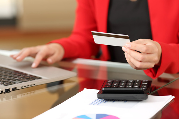 Businesswoman buying online with credit card - Fotografie, Obrázek