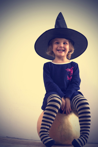 Dziewczyna w dyni kapelusz czarownicy - Zdjęcie, obraz