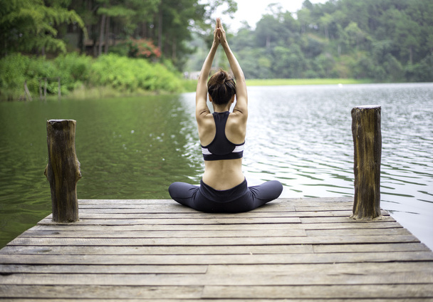junge gesunde Frau praktiziert Yoga auf der Brücke in der Natur - Foto, Bild
