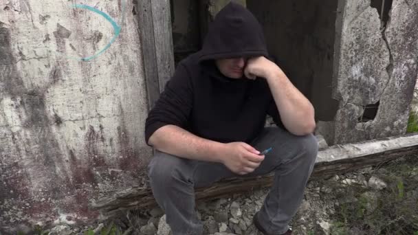 Stresující drogové závislý muž s injekční stříkačkou  - Záběry, video