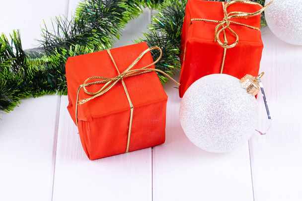 doboz karácsonyi ajándékokat, és dekorációk-fa fehér alapon - Fotó, kép