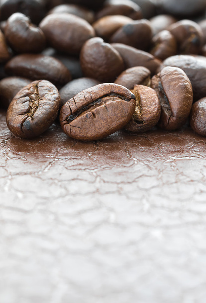 halom pirított barna szemes kávé  - Fotó, kép