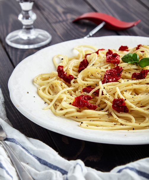 Spaghetti z pomidorami suszonymi i czarny pieprz - Zdjęcie, obraz