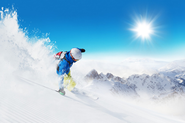 下り坂の実行ゲレンデのスキーヤー - 写真・画像