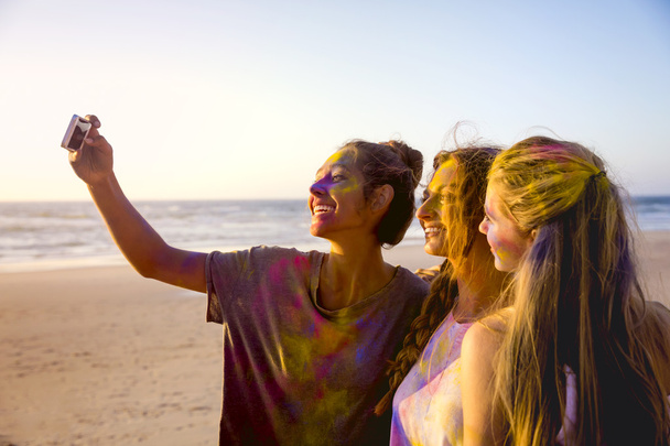 Tre belle ragazze scattare selfie
 - Foto, immagini