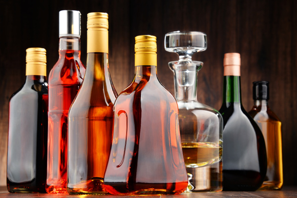 Flaschen verschiedener alkoholischer Getränke - Foto, Bild