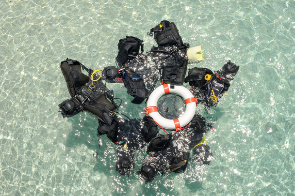 Бак для подводного плавания и регулятор
 - Фото, изображение