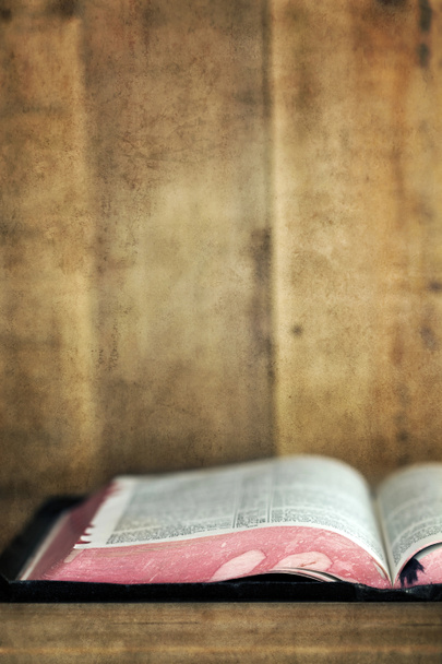 Antigua Biblia abierta en librería con efectos Grunge
 - Foto, Imagen