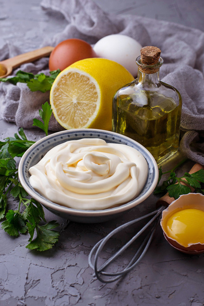 Salsa casera de mayonesa y aceite de oliva, huevos, mostaza, limón
 - Foto, Imagen