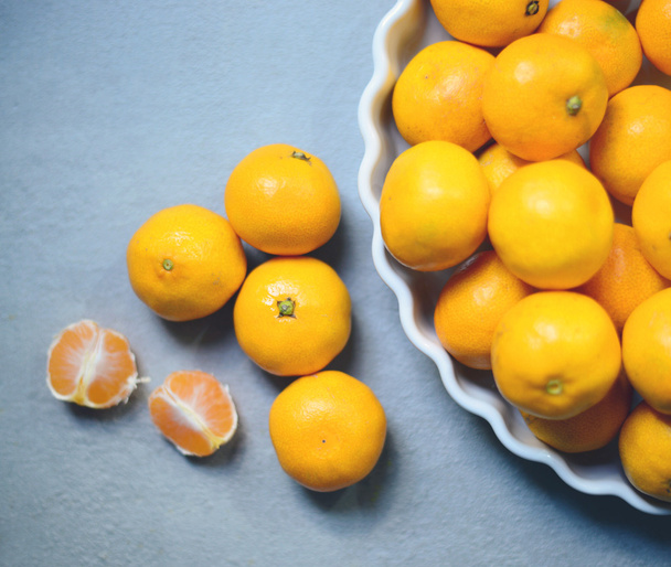 Fresh tangerines in vintage ceramic bowl - Fresh fruit backgroun - Fotoğraf, Görsel