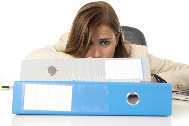 бізнес-леді, яка страждає стресом і головним болем на офісному столі, виглядає стурбованою депресією і перевантаженою
 - Фото, зображення
