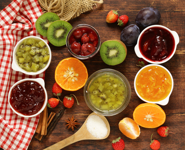Valikoidut marjat ja hedelmähillot. Kotitekoinen säilyke. Tuoreet marjat ja hedelmät
 - Valokuva, kuva
