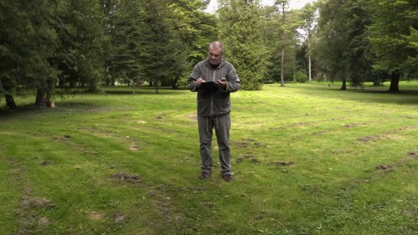 Менеджер по ландшафтному дизайну проверяет стрижки травы в парке
  - Кадры, видео