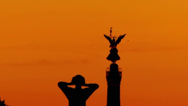 Der Rufer Gerhard Marcks alkotása, a Victory Column pedig egy emlékmű, Berlin, Németország, naplemente háttér. Heinrich Strack tervezte. - Felvétel, videó