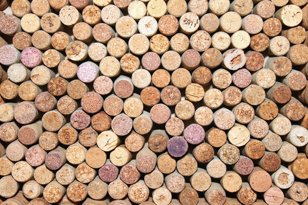 muchos corchos de vino diferentes en el fondo
 - Foto, Imagen