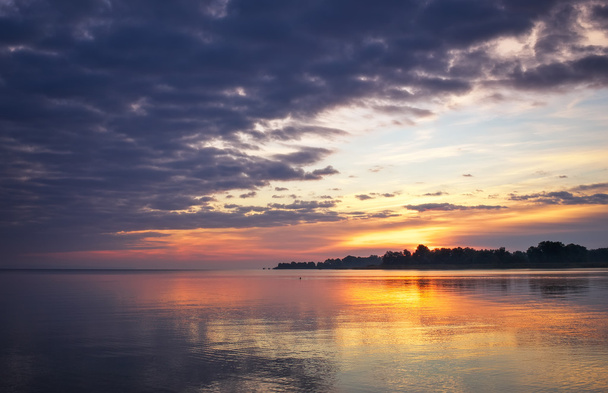 Günbatımı ateşli gökyüzü ve deniz ile güzel manzara.  - Fotoğraf, Görsel