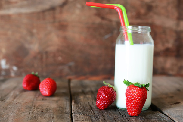 strawberries and milk in a glass - Foto, Imagem