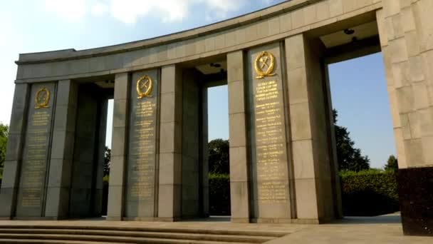 Das sowjetische Kriegerdenkmal (Tiergarten) ist eines von mehreren Kriegerdenkmälern in der Hauptstadt Berlin, die von der Sowjetunion zum Gedenken an ihre Kriegstoten errichtet wurden.. - Filmmaterial, Video