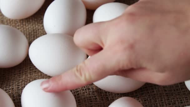 Φρέσκα άσπρα μεγάλα ωμά αυγά - Πλάνα, βίντεο
