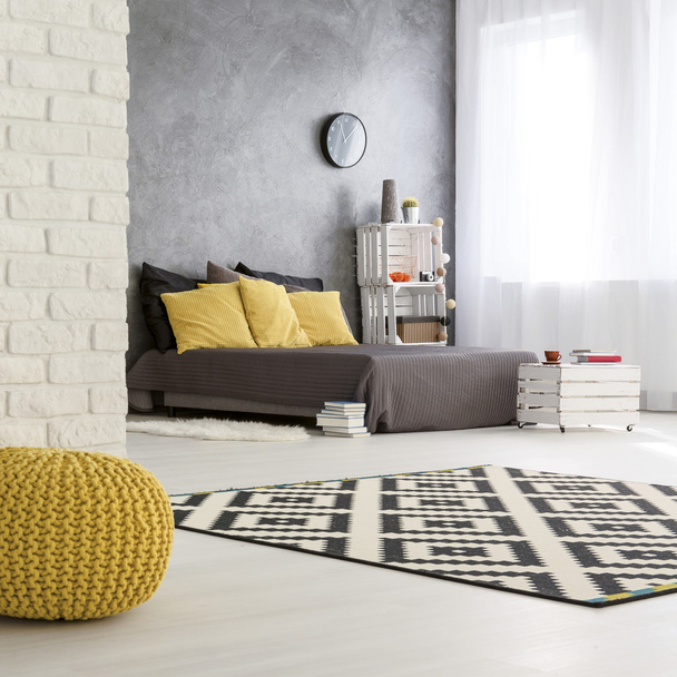 Gray and yellow bedroom design - Фото, изображение