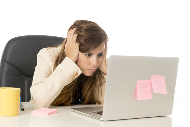 liikenainen kärsii stressiä toimistossa tietokone työpöytä näyttää huolissaan masentunut ja hukkua
 - Valokuva, kuva